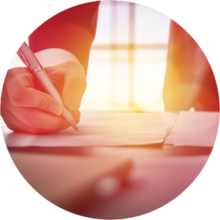 Silverpenna i skrivande hand