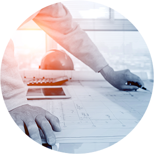 Man som lutar sig på en ritning