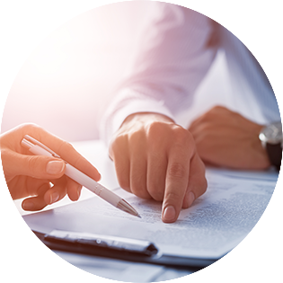 Hand med penna mot papper